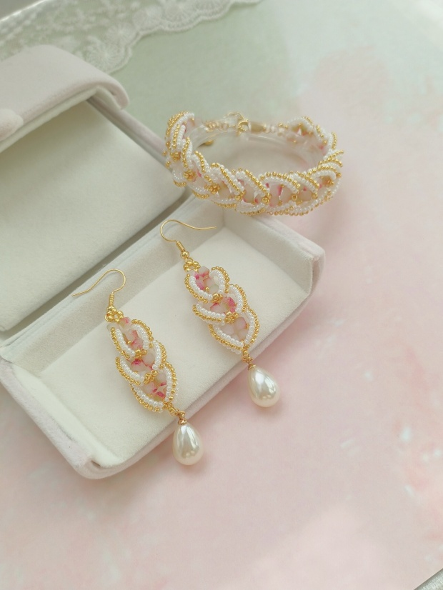 Handmade pink crystal and pearl jewelry set, romantic French-style bracelet and earrings.