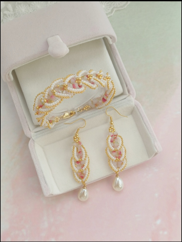 Handmade pink crystal and pearl jewelry set, romantic French-style bracelet and earrings.