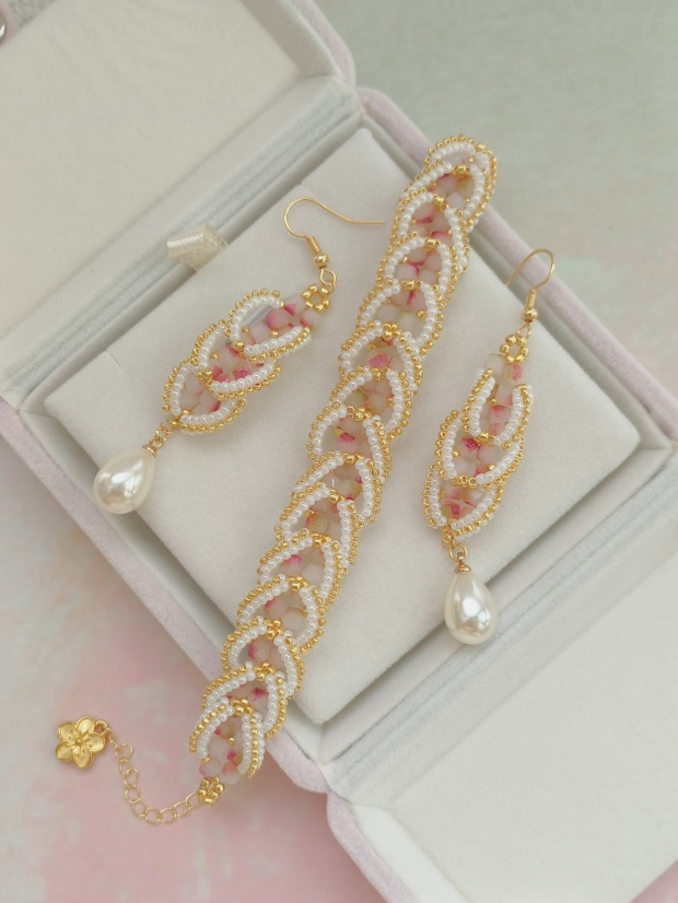 Handmade pink crystal and pearl jewelry set, romantic French-style bracelet and earrings.