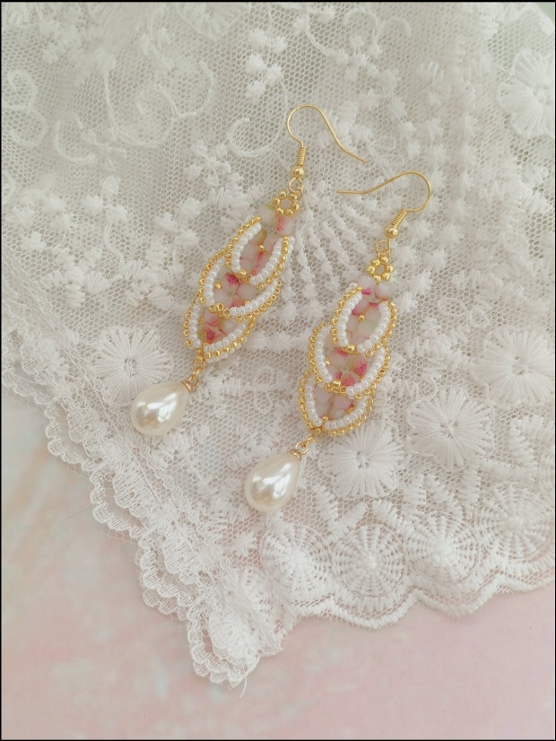 Handmade pink crystal and pearl jewelry set, romantic French-style bracelet and earrings.