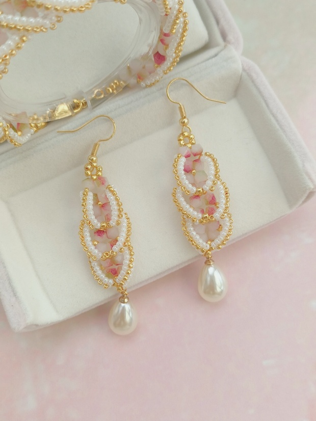 Handmade pink crystal and pearl jewelry set, romantic French-style bracelet and earrings.